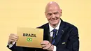 Presiden FIFA, Gianni Infantino mengumumkan Brasil sebagai tuan rumah Piala Dunia Wanita 2027 dalam Kongres FIFA ke-74 di Bangkok pada 17 Mei 2024. (Manan Vatsyayana/AFP)