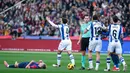 Laga ini didominasi oleh Barcelona. Apalagi Real Sociedad bermain dengan 10 pemain karena Aritz Elustondo terkena kartu merah. (AP Photo/Joan Monfort)