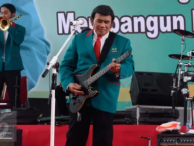 Ketum Partai Idaman Rhoma Irama menyanyikan lagu ciptaannya berjudul 'Indonesia' saat deklarasi nasional partai Idaman di Tugu Proklamasi Jakarta, Rabu (14/10). Deklarasi tersebut dihadiri sejumlah tokoh partai politik. (Liputan6.com/Yoppy Renato)