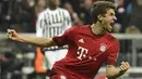 Gelandang Bayern Munich, Thomas Mueller merayakan golnya saat timnya menang 4-2 atas Juventus pada laga leg kedua 16 besar liga Champions di Stadion Allianz Arena, Munich, Kamis (17/3/2016) dini hari WIB. (AFP/Odd Andersen)