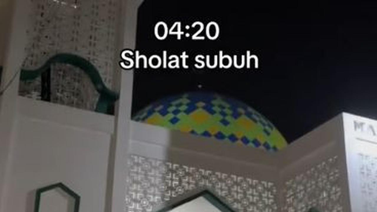 Pukul 4.20 WIB, Bagas menyempatkan diri pergi ke masjid dekat kosannya untuk salat subuh setelah mandi.<br>