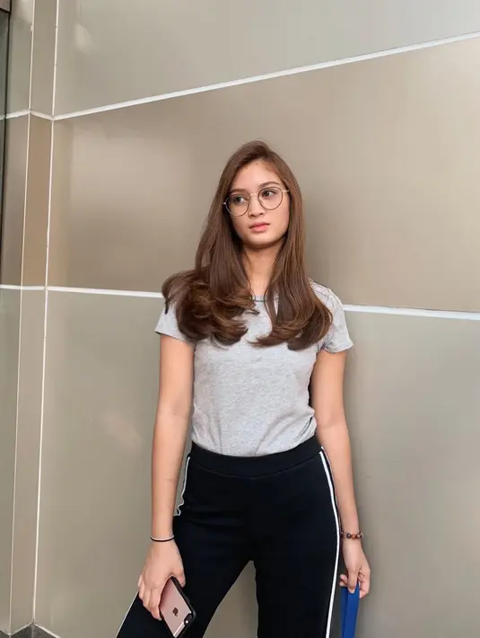 Punya paras cantik, tak heran jika aktris sekaligus model ini diidolakan banyak orang. Selain itu, ia juga pandai memadukan busana di kesehariannya. Seperti kali ini, Maura tampil dengan gaya kasual. Ia memilih mengenakan kaus yang dipadukan dengan celana panjang.(Liputan6.com/IG/@mauragbrll)