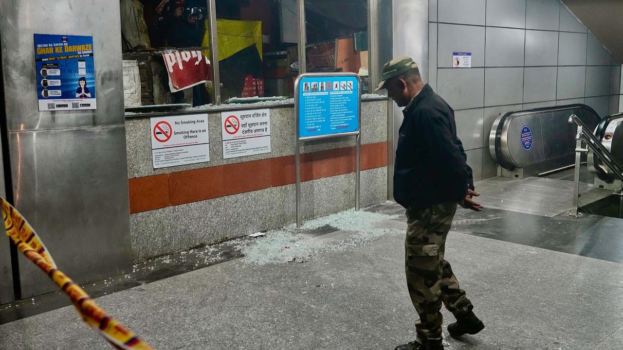 FOTO:  Ledakan Bom Mobil Guncang Delhi, 10 Tewas di Dekat Benteng Merah