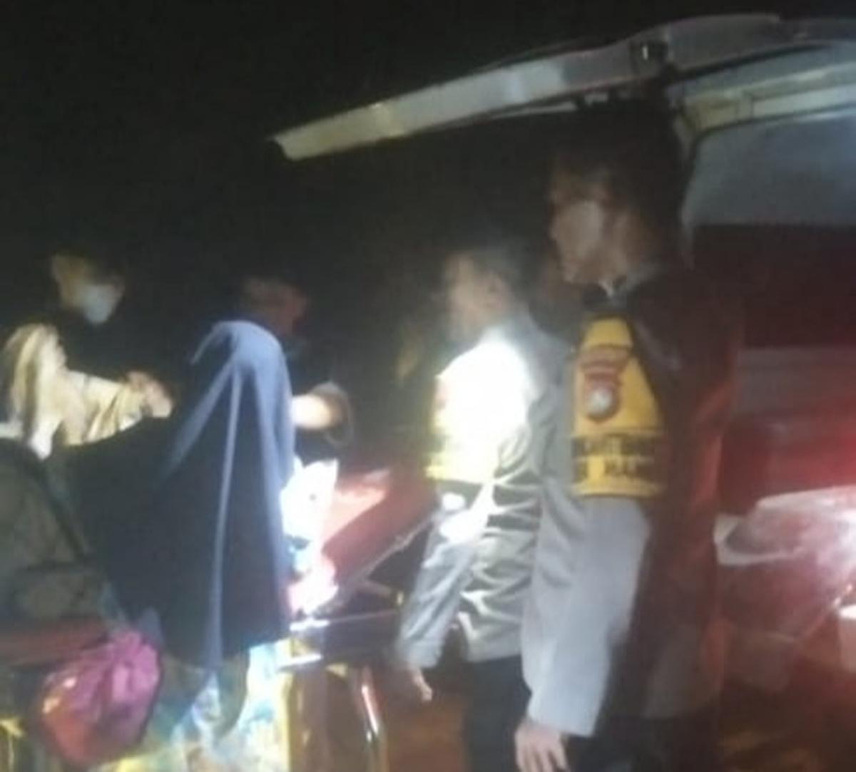 Bhabinkamtibmas Polsek Mambi menggotong lansia sakit menggunakan sarung dan bambu. (merdeka.com/Istimewa).