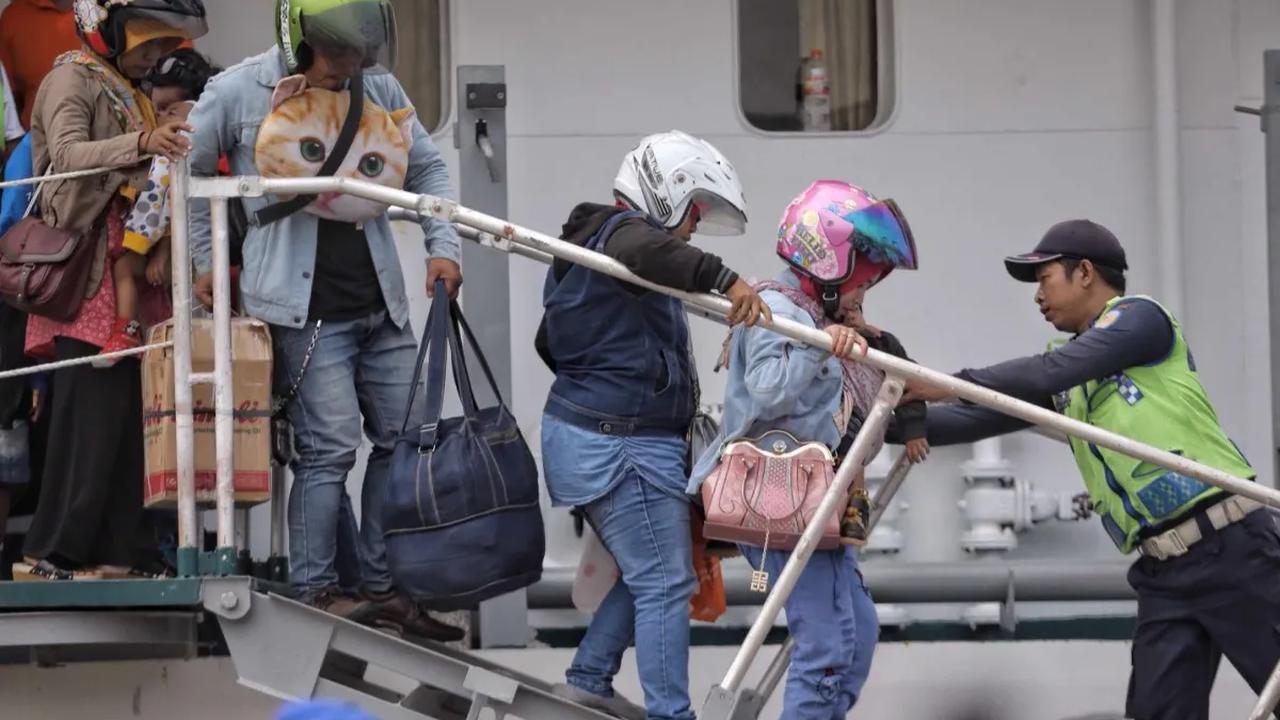 Ada pendapat mengatakan, mudik singkatan dari bahasa Jawa 'mulih disik' artinya pulang sebentar. Ada juga yang menyebut mudik berasal bahasa Betawi artinya menuju udik atau menuju kampung