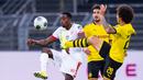 Gelandang Borussia Dortmund, Axel Witsel, berebut bola dengan penyerang Mainz, Jean-Philippe Mateta, pada laga lanjutan Bundesliga di Signal Iduna Park, Dortmund, Kamis (18/6/2020) dini hari WIB. Borussia Dortmund menyerah 0-2 atas Mainz. (AFP/Guido Kirchner/pool)