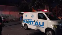 Perwakilan Brajamusti Rantau saat menyerahkan ambulans kepada Bala Mataram Rescue. (Bola.com/Ana Dewi)