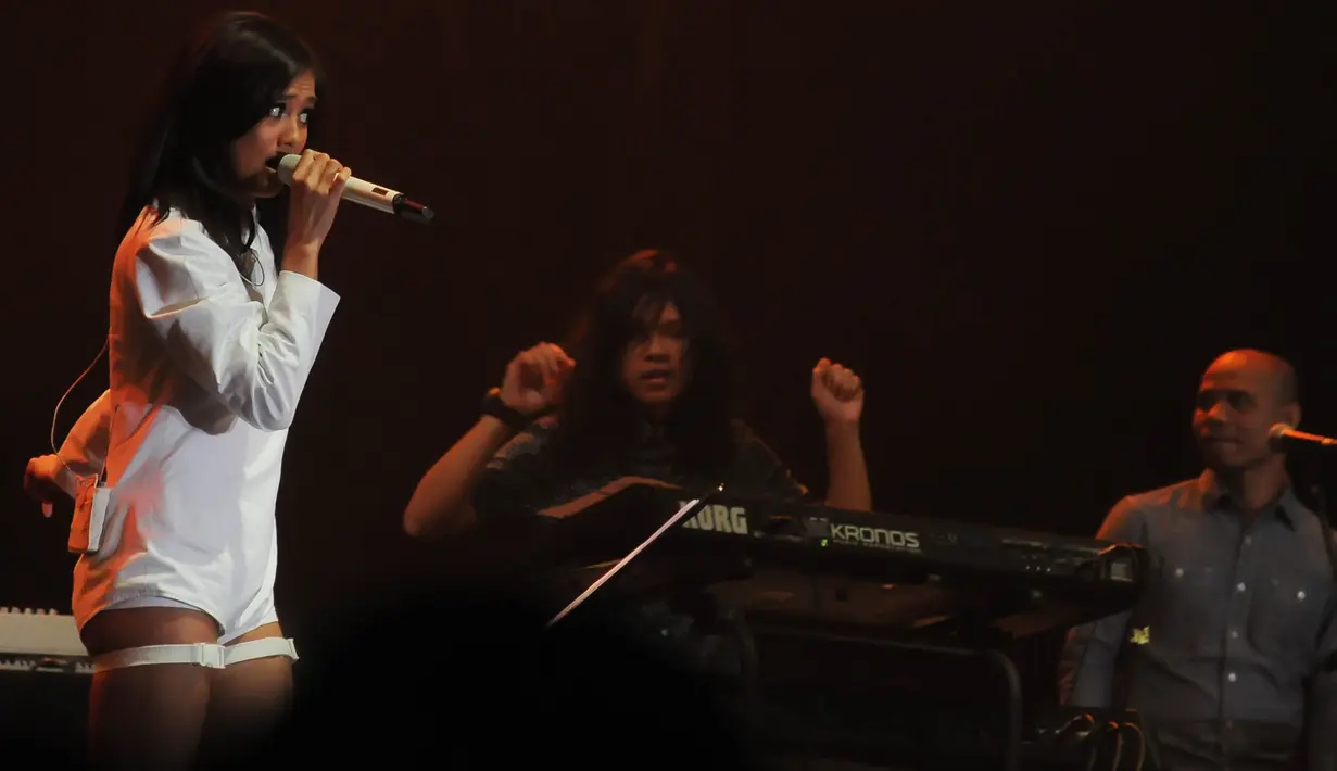 Agnes Monica meramaikan hajatan Java Jazz Festival (JJF) 2014 yang memasuki hari ketiga di Clear Hall Stage, JIExpo, Kemayoran, Jakarta Pusat, Minggu (2/3/2014) (Liputan6.com/Herman Zakharia).