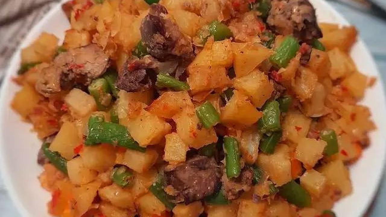 Sambal goreng kentang menjadi menu favorit saat bulan ramadan maupun saat lebaran. Bagi banyak orang tak lengkap rasanya bila menyantap makanan sahur, berbuka maupun lebaran tanpa hadirnya sambal goreng kentang.<br>