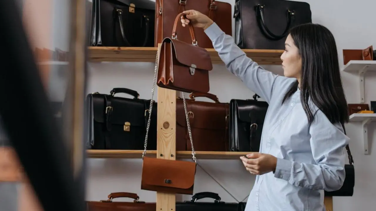 Pilihan Tas Lokal Wanita Multifungsi: Dari Meeting Kantor Langsung Bukber Tetap Stylish
