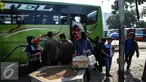 Sejumlah penumpang turun dari bus di Terminal Pulo Gadung, Jakarta, Selasa (22/7/2015). Arus balik di Terminal Pulogadung hingga H+4 Lebaran mengalami peningkatan dibanding tahun lalu. (Liputan6.com/Faizal Fanani)
