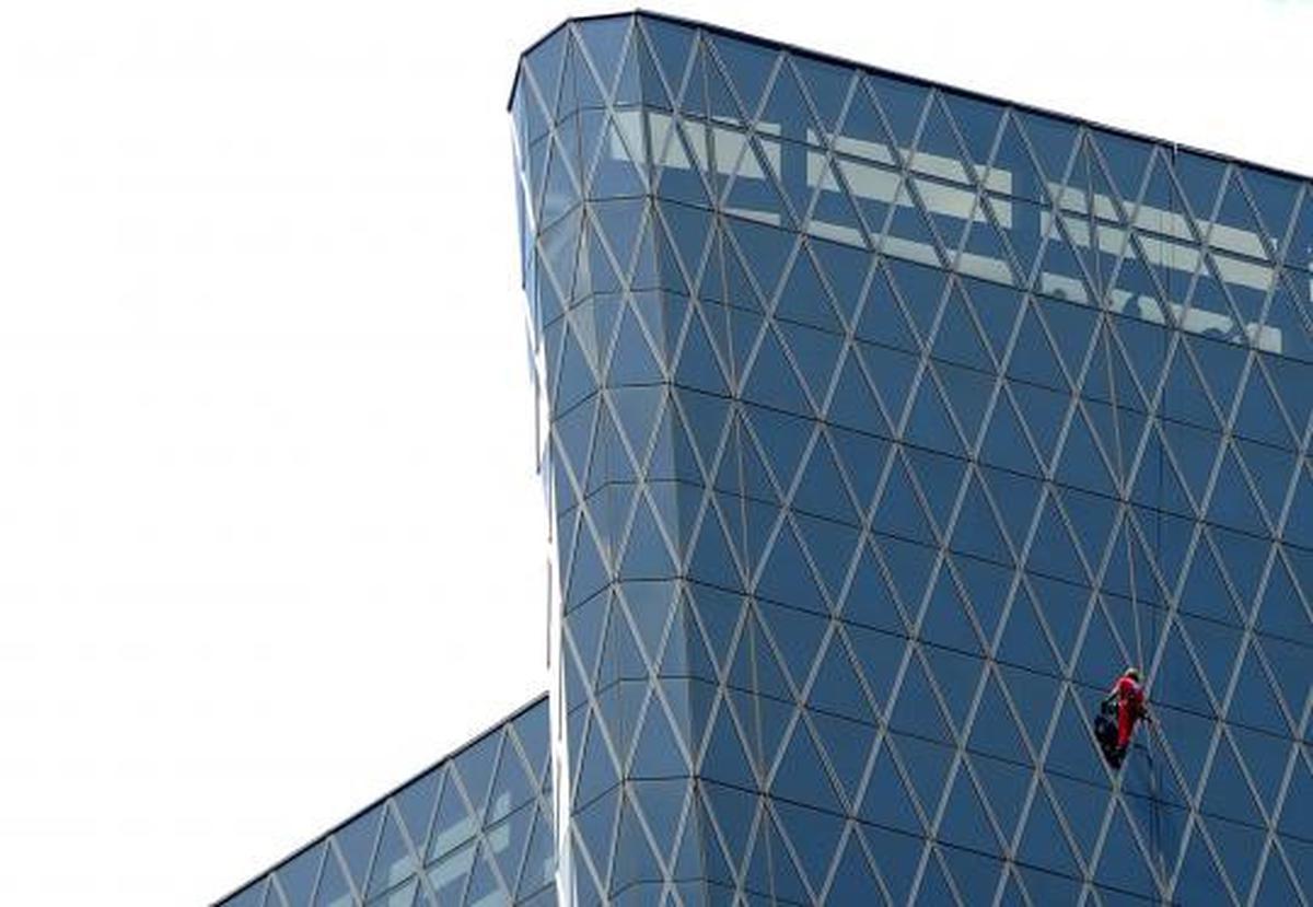 Aksi Spiderman panjat Bakrie Tower