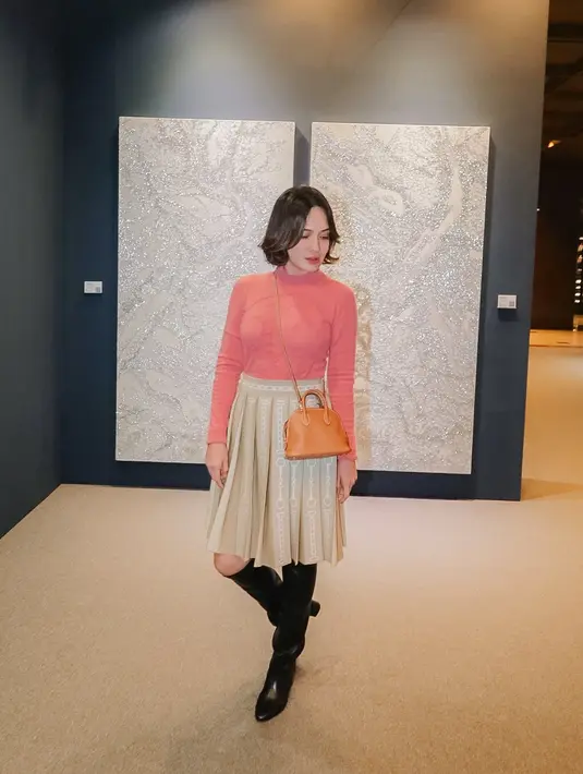 Lengkapi OOTD kecenya, Shandy Aulia kenakan boots kulit yang tinggi dan sling bag kulit cokelat [@shandyaulia]
