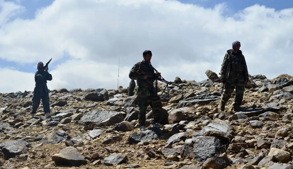 Personel gerakan perlawanan Afghanistan dan pasukan pemberontakan anti-Taliban berpatroli di sebuah pos terdepan di Kotal-e Anjuman, Distrik Paryan, Provinsi Panjshir, Afghanistan, 23 Agustus 2021. Taliban berusaha untuk bernegosiasi daripada melawan mereka. (Ahmad SAHEL ARMAN/AFP)