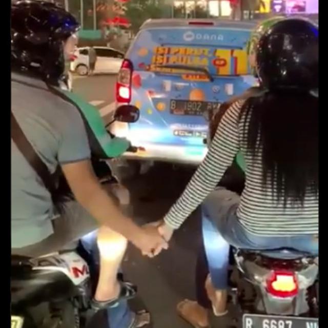 Viral Pasangan Gandengan Tangan Di Ojol Berbeda Bikin Warganet Geregetan Citizen6 Liputan6 Com