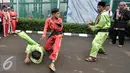 Jawara palang pintu beraksi saat menyambut kedatangan Menkumham Yasona Laoly di Lapas Klas IIA Cipinang, Jakarta, Senin (15/8). Kedatangan Yasonna untuk membuka peringatan HUT RI ke-71 di Lapas Cipinang. (Liputan6.com/Yoppy Renato)