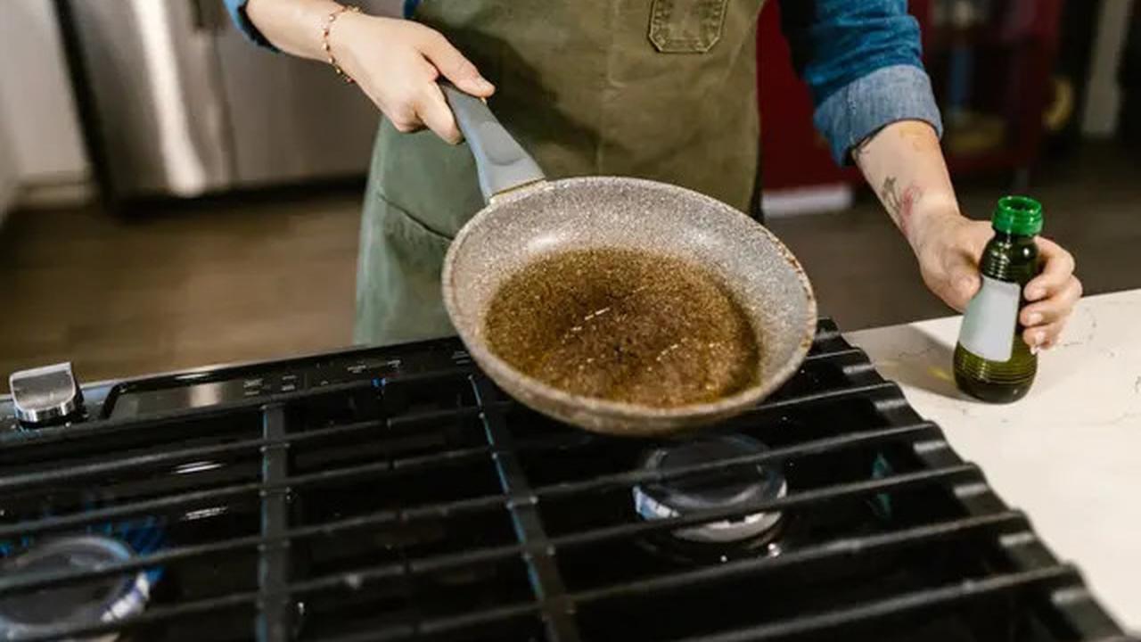 Trik Ampuh Agar Minyak Goreng Tidak Cepat Hitam Saat Masak Porsi Besar