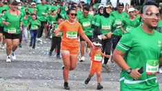 Peserta berlari saat mengikuti lomba lari di kawasan Senayan, Jakarta, Minggu (4/9/2022). Lomba lari Milo ACTIV Indonesia Race (MAIR) 2022 yang terbagi dalam beberapa kategori yaitu 10K, 5K dan family run 2,5K tersebut untuk menyambut hari Olahraga Nasional yang jatuh pada 9 September mendatang. (Liputan6 com/Angga Yuniar)