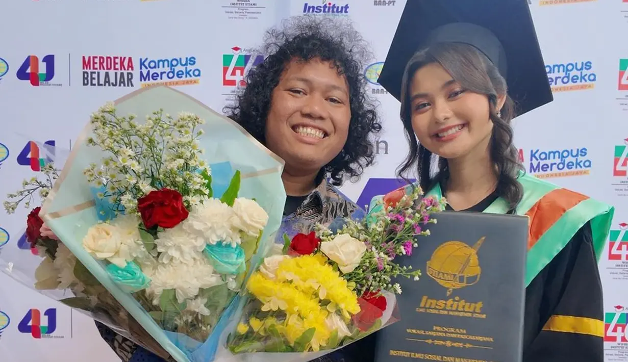 Marshel Widianto juga memberikan buket bunga untuk sang istri hari bahagianya. Ucapan selamat ramai dibubuhkan netizen dan rekan selebriti untuk Cesen, salah satunya Gisella Anastasia. Bikin salut, Cesen berhasil selesaikan studinya selama 4 tahun. Menilik dari unggahan lainnya, Cesen resmi wisuda setelah sebulan jalani sidang skripsi yakni pada Juli 2024. (Liputan6.com/IG@ceseniy)