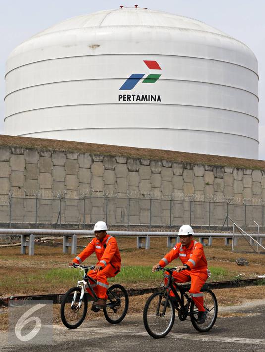 Aktivitas pengisian LNG dari Plant 26 di area kilang LNG Badak, Kaltim, Rabu (28/10). Pertagas terus melakukan terobosan dalam bisnis LNG dengan menggarap potensi pasar ritel LNG untuk industri tambang dan komersial. (Liputan6.com/Immanuel Antonius)