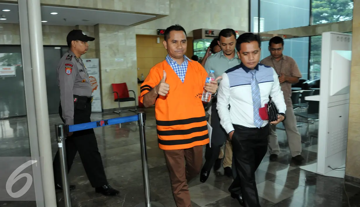 Kuasa hukum Saipul Jamil, Kasman Sangaji saat keluar dari Gedung KPK, Jakarta, Kamis (11/8). Kasus dugaan suap pengurangan vonis Saipul Jamil siap disidangkan karena dinyatakan p21. (Liputan6.com/Helmi Afandi)