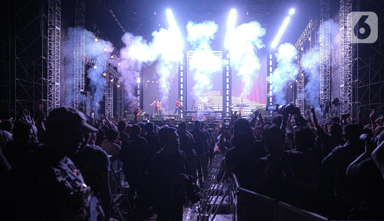 Aksi band Sheila On 7 dalam konser Sheila on 7 yang bertajuk 'Tunggu Aku di Jakarta' di kawasan JIExpo Kemayoran, Jakarta Pusat, Sabtu, (28/1/2023). Dalam penampilannya mereka membawakan sejumlah lagu hits seperti Film Favorit, Seberapa Pantas, Dan. (Liputan6.com/Faizal Fanani)