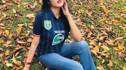 Seperti diketahui, Rania merupakan mahasiswa di Universitas Indonesia. Ia juga mendukung tim Persela Lamongan, hal itu terlihat dari jersey yang ia kenakan.(Liputan6.com/IG/@chaaarania)