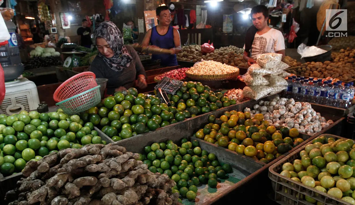 Aktivitas pedagang di pasar tradisional Senen, Jakarta Pusat, Rabu (24/5). Menghadapi bulan puasa, Menteri Perdagangan Enggartiasto Lukita memastikan bahwa harga bahan pokok di pasaran terpantau stabil. (Liputan6.com/Angga Yuniar)