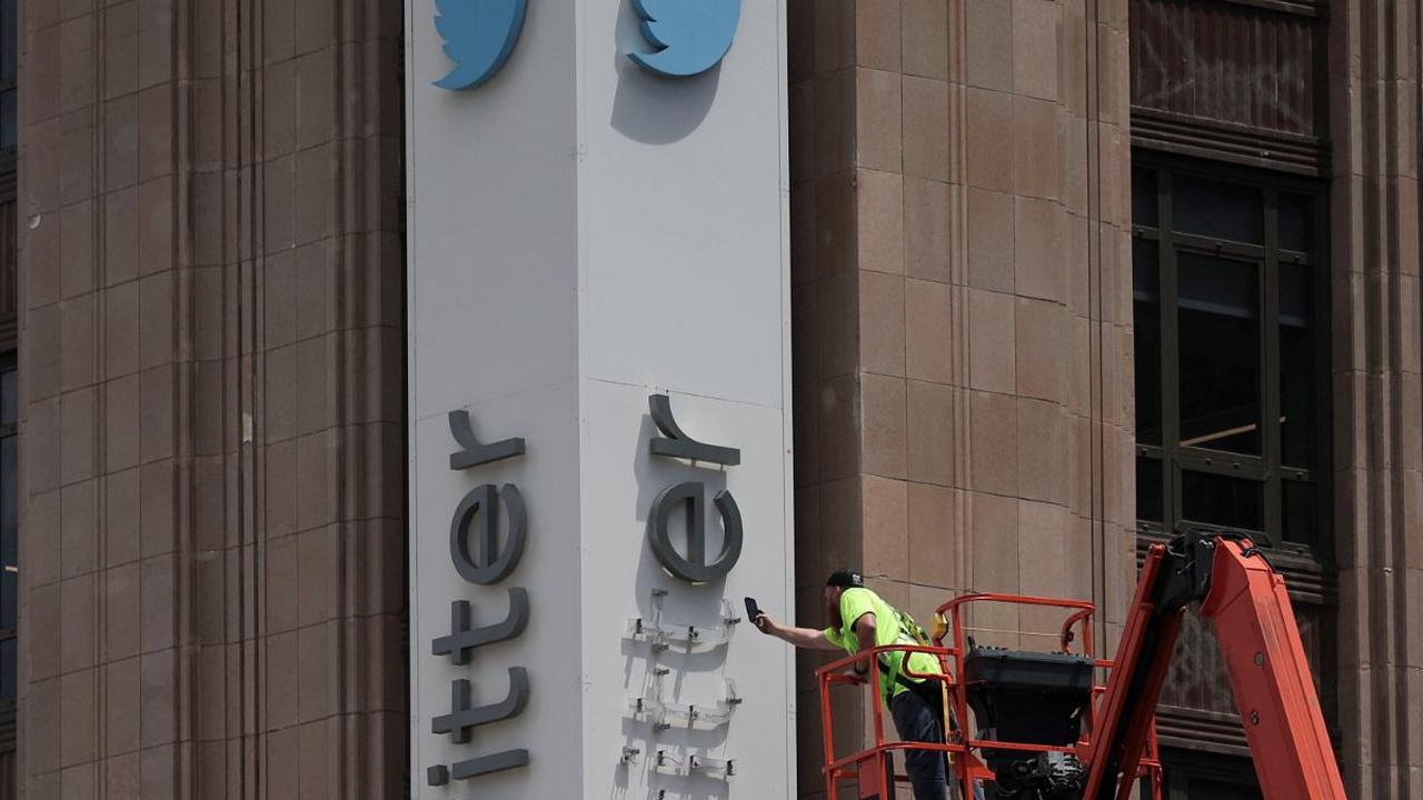 Pekerja mulai membongkar papan tulisan Twitter yang berada di gedung kantor pusat perusahaan Twitter  di pusat kota San Francisco, California, AS (24/7/2023).