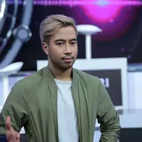 Penyanyi Vidi Aldiano ada yang berbeda dari penampilannya belum lama ini saat di temui di kawasan Kebon Jeruk. Pelantun lagu Nuansa Bening muncul dengan gaya rambut yang berbeda dari biasanya. (Deki Prayoga/Bintang.com)