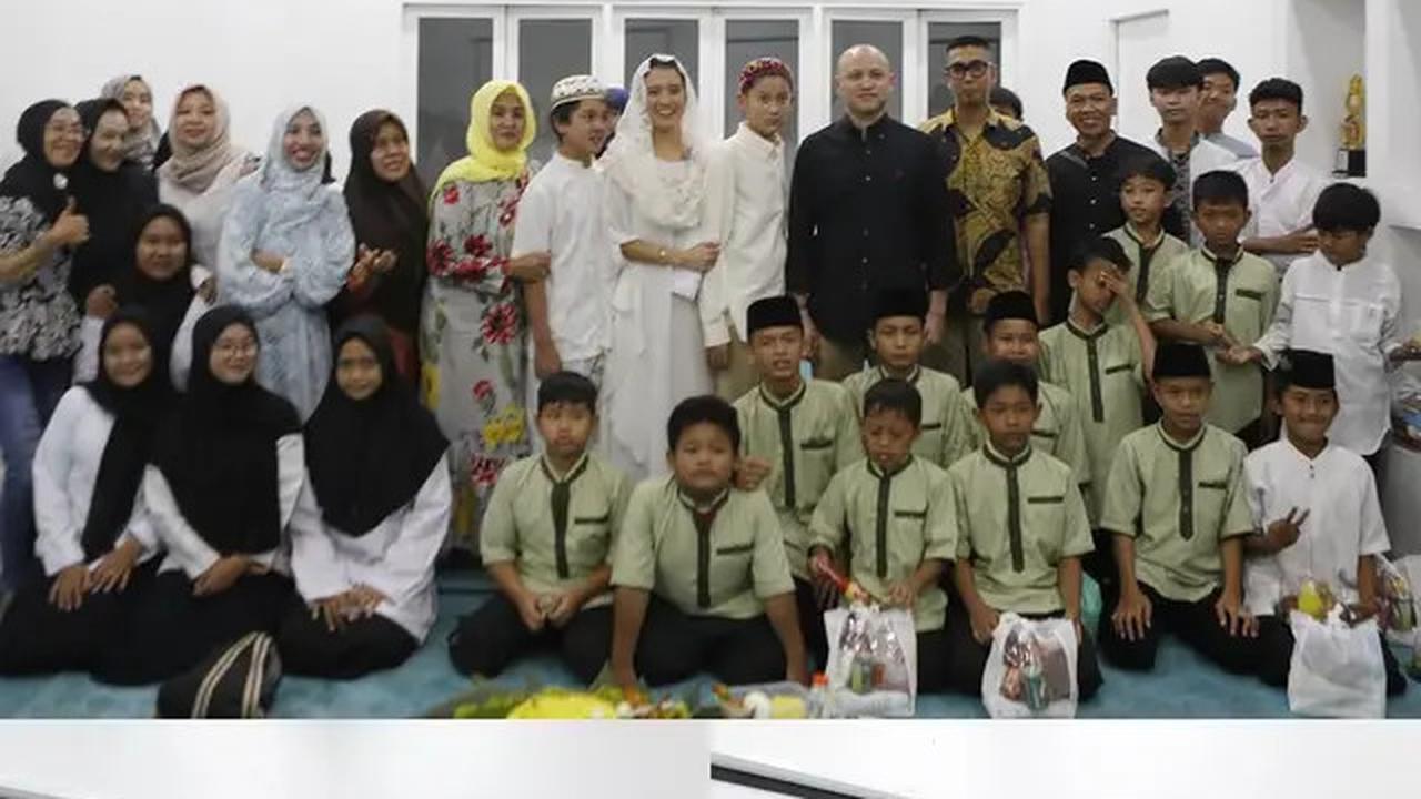 6 Potret Ultah Marcella Zalianty ke-45, Gelar Buka Puasa Bersama Anak Yatim
