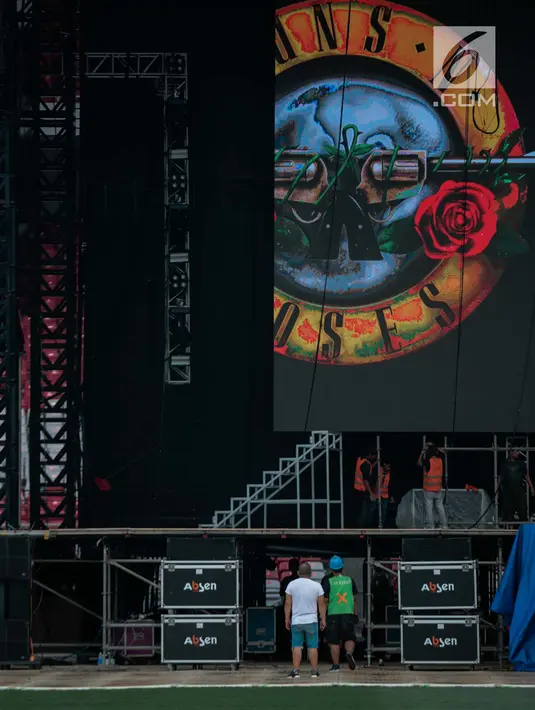 Pekerja menyelesaikan pembuatan panggung konser Guns N' Roses ‘Not In This Time Lifetime Tour’ di Stadion GBK, Jakarta, Selasa (6/11). Persiapan panggung konser Guns N Roses sudah 80 persen selesai. (Liputan6.com/Faizal Fanani)