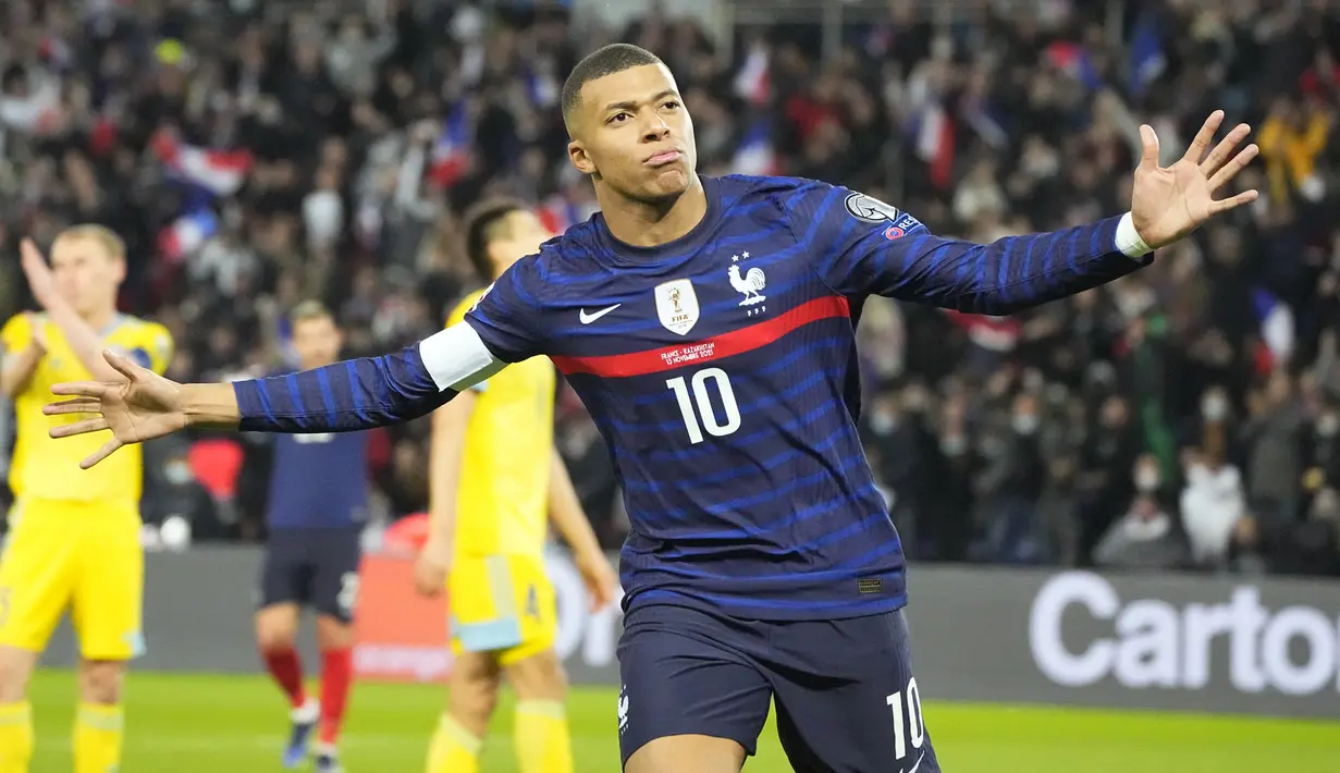 Penyerang Prancis, Kylian Mbappe saat mencetak gol ke gawang Kazakhstan pada pertandingan kualifikasi grup D Piala Dunia 2022 di stadion Parc des Princes di Paris, Prancis, Minggu (14/11/2021). Mbappe mencetak empat gol dan mengantar Prancis menang telak atas Kazakhstan 8-0. (AP Photo/Michel Euler)