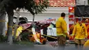 Polisi menyelidiki helikopter yang jatuh menghantam sebuah rumah di Newport Beach, California, Selasa (30/1). Lima orang terlibat kecelakaan termasuk empat orang yang berada di helikopter dan satu pejalan kaki. (Allen J. Schaben/Los Angeles Times via AP)