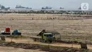 Truk melintas di tanah milik PT Pelabuhan Indonesia (Persero) atau Pelindo yang akan digunakan sebagai lokasi relokasi Depo Pertamina Plumpang terletak di NPCT 2, Koja, Jakarta Utara, Selasa (7/3/2023). Tanah seluas 23 hektare ini akan menjadi lokasi relokasi Depo Pertamina Plumpang yang direncanakan selesai Desember 2024. (Liputan6.com/Herman Zakharia)