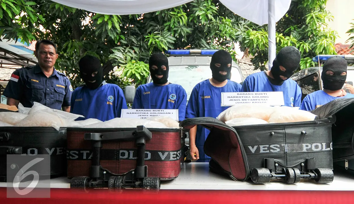 Tersangka saat dihadirkan dalam pemusnahan barang bukti 164 kg sabu di kantor BNN Cawang, Jakarta, Selasa (15/12). BNN memusnahkan 164 kg sabu dari hasil pengungkapan 5 kasus berbeda dengan cara dibakar dengan alat insulator. (Liputan6.com/Yoppy Renato)