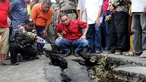 Gubernur DKI Anies Baswesdan meninjau lokasi jalan retak di  Kelurahan Kebon Manggis, Kecamatan Matraman, Jakarta Timur, Jumat (16/2). Anies melihat upaya petugas melakukan perbaikan jalan yang membuat akses kendaraan terputus. (Liputan6.com/Johan Tallo)