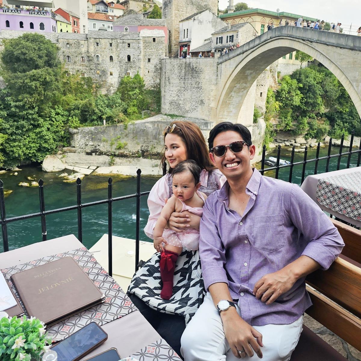 Potret Baby Launa Anak Sabrina Anggraini & Belva Devara Liburan di Bosnia-Herzegovina