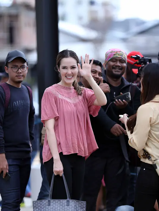 "Menurut kami merasa perjuangan bapak belum selesai. Ini program-program yang sedang berjalan jadi kita butuh dukung dia biar program programnya selesai. Di sini, kita mau buat mini series ini, untuk digital," jelas Cathy. (Nurwahyunan/Bintang.com)