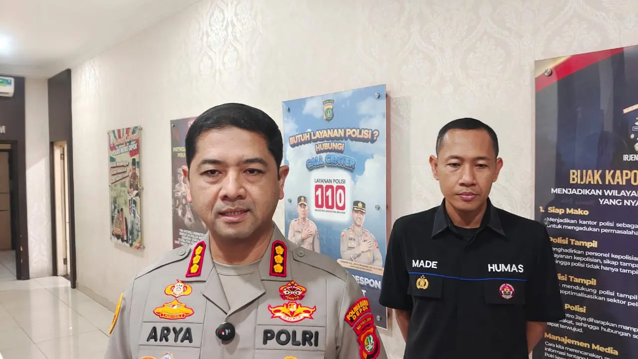 Kapolres Metro Depok, Kombes Arya Perdana, saat memberikan penjelasan ekshumasi korban sedot lemak di Polres Metro Depok. (Liputan6.com/Dicky Agung Prihanto)