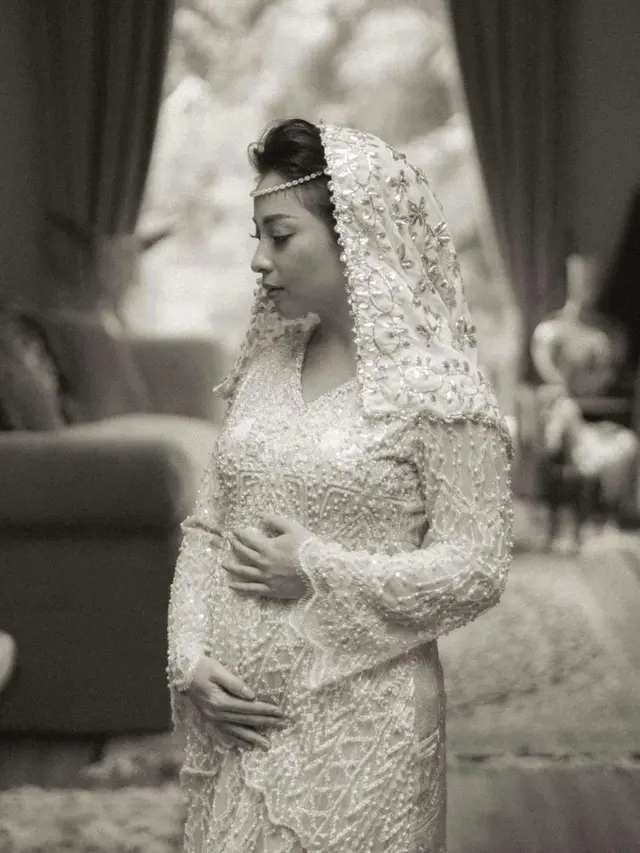 6 Potret Beda Gaya Kebaya Nikita Willy saat Gelar Pengajian 4 Bulanan Kehamilan Anak Pertama dan Kedua, Bumil Selalu Anggun