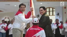 Ketua Kontingen Indonesia di SEA Games 2017 Kuala Lumpur, Aziz Syamsuddin dan Ketua Komite Olimpiade Indonesia, Erick Thohir saat pengukuhan para atlet di Wisma Kementerian Pemuda dan Olahraga, Jakarta, Rabu (8/2). (Liputan6.com/Helmi Afandi)