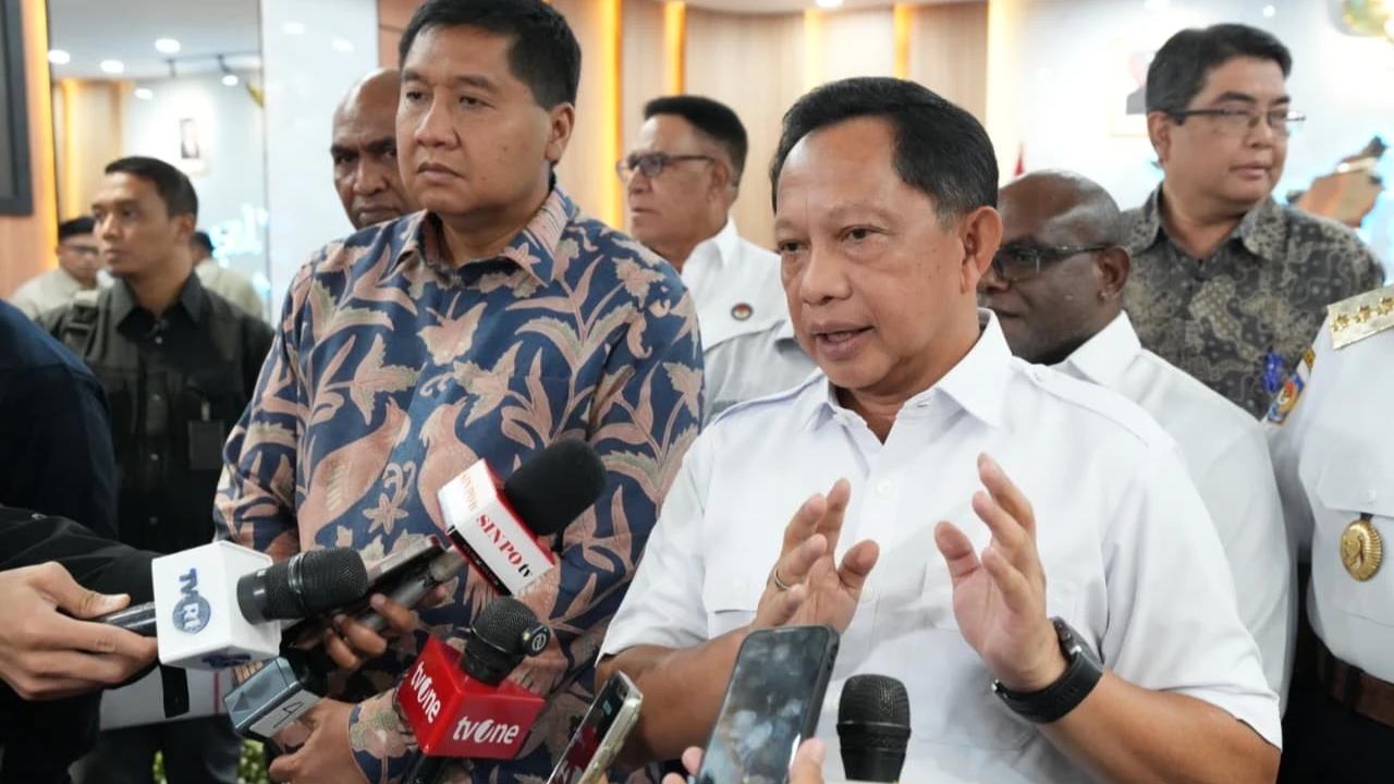 Mendagri Tito Karnavian usai Rapat Persiapan Pembangunan dan Rehabilitasi Rumah Layak Huni di 6 Provinsi di Wilayah Papua