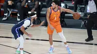 Pemain Phoenix Suns Devin Booker (kanan) pada laga NBA di Disney (AP)