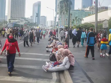 Warga berolahraga saat car free day (CFD) di kawasan Bundaran HI, Jakarta, Minggu (17/11/2019). Usai ditertibkan, tak terlihat satu pun PKL yang berjualan di lokasi tersebut. (Liputan6.com/Faizal Fanani)