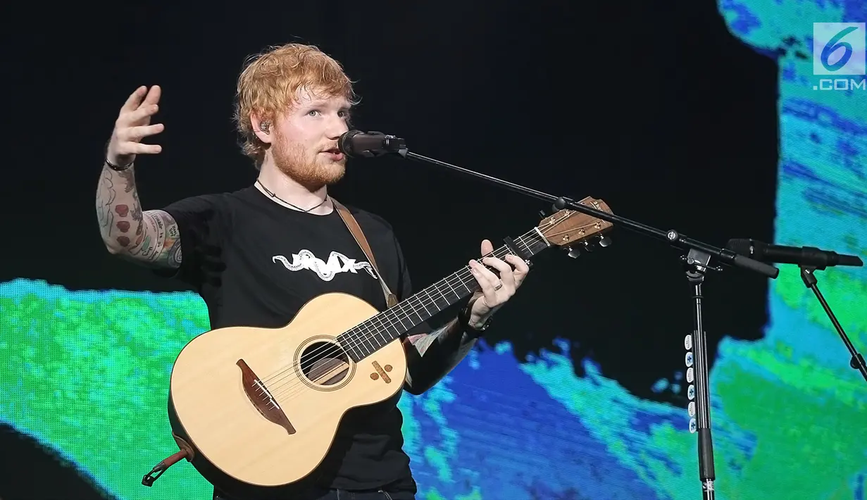 Ed Sheeran saat tampil menghibur penggemar dalam konser Divide World Tour 2019 di Stadion Utama Gelora Bung Karno, Jakarta Pusat (3/5/2019). Ed Sheeran membuka konser dengan lagu "Castle On The Hills". (Fimela.com/Bambang E. Ros)