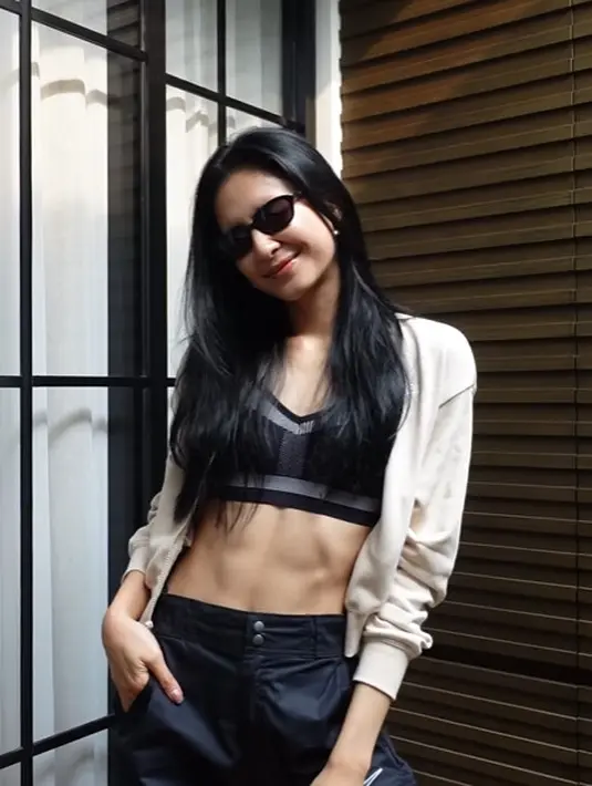 Mikha Tambayong pilih tampilan Y2K dengan padukan sport bra dan celana cargo. Cropped jacket dan bulky sneakers lengkapi outfit olahraganya. [@miktambayong]