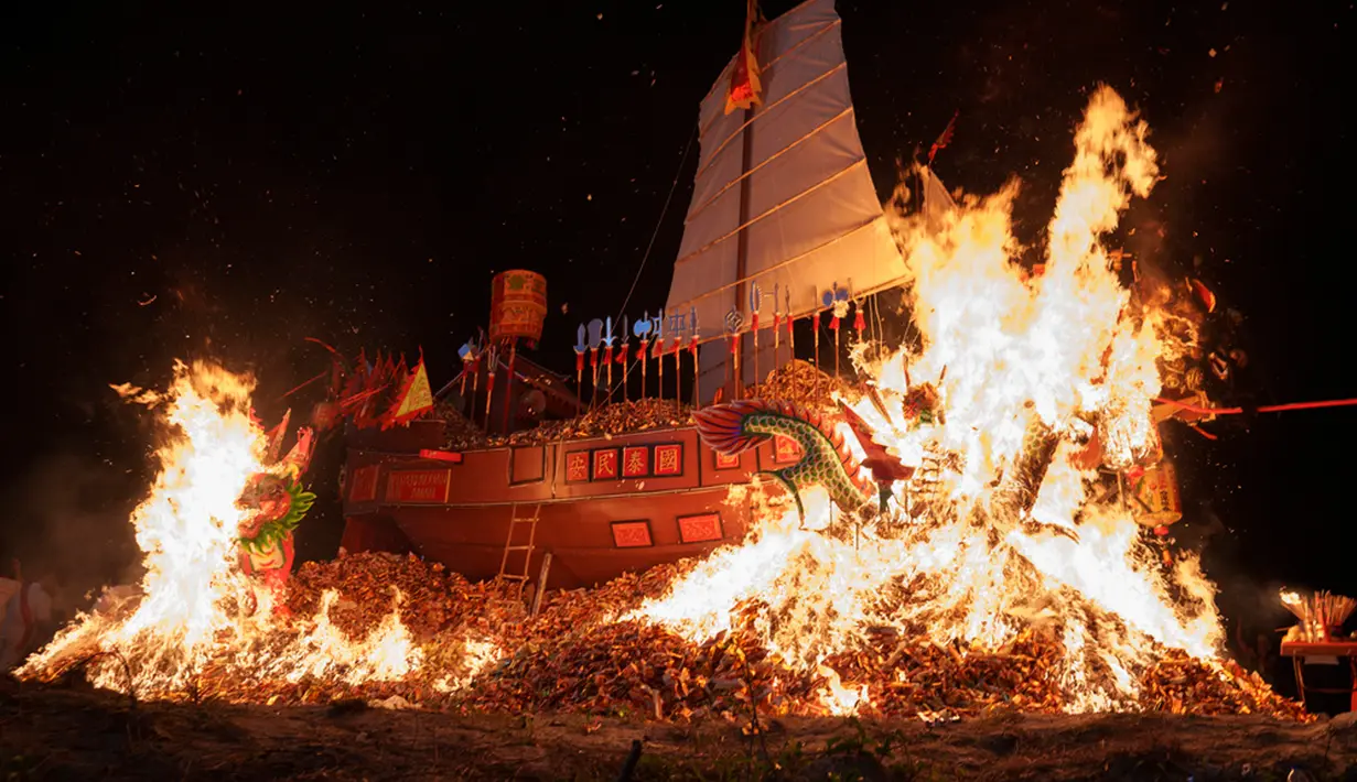Kapal Wangkang dibakar pada upacara puncak agar arwah yang terkumpul dapat berlayar secara simbolis ke alam lain saat Festival Wangkang atau Kapal Kerajaan di Malaka, Malaysia, Kamis (11/1/2024). (AP Photo/Vincent Thian)