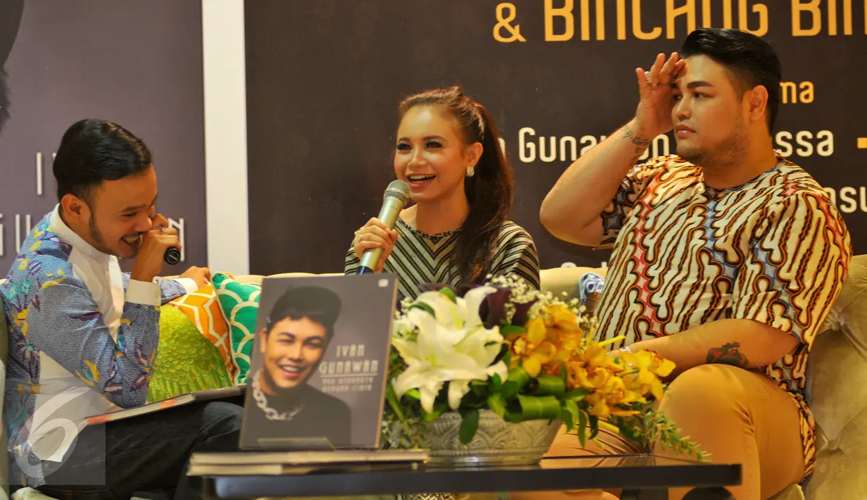 Perancang busana Ivan Gunawan ditemani penyanyi Rossa dan Ruben Onsu saat meluncurkan buku 'Aku Berkarya Dengan Cinta', Jakarta, Rabu (11/11). Ivan merilis buku untuk memperingati 10 tahun karirnya di bidang fashion. (Liputan6.com/Faisal R Syam)