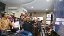 Komisioner KPU Arief Budiman memperlihatkan ruang kontrol kepada Ketua DKPP  Jimly Asshiddiqie saat meluncurkan ruangkontrol KPU Pusat di Jakarta, Senin (10/4). (Liputan6.com/Angga Yuniar)